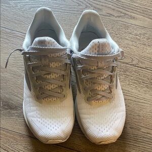 Brooks White Athletic Shoes with Breathable Mesh Uppers